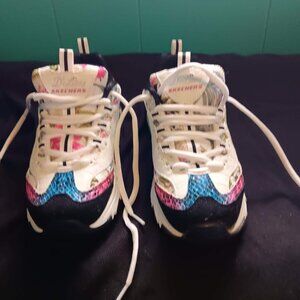 woman's Skechers black and white with snake like design on inserts size 6 D'lite